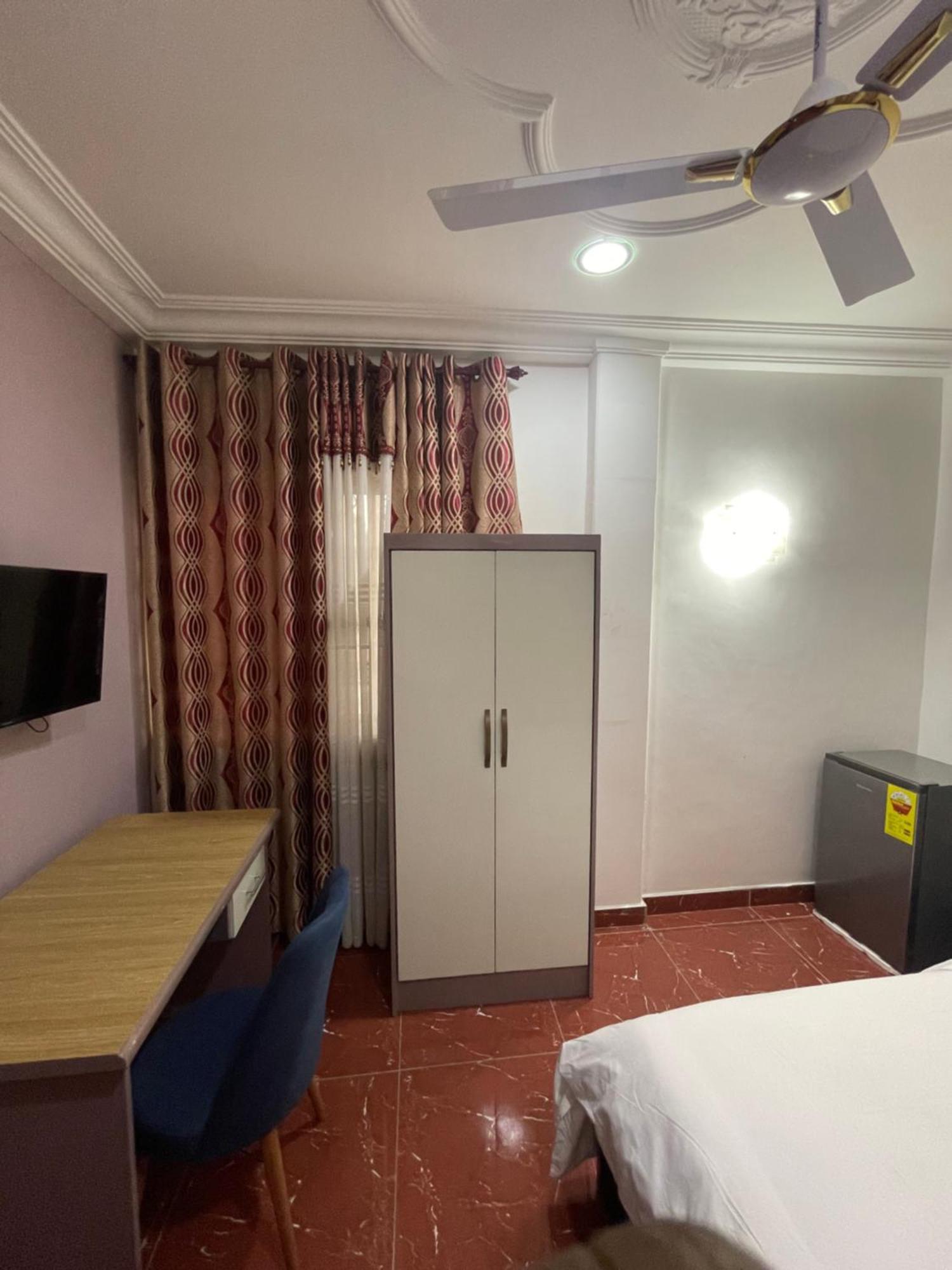 كوماسي George Vee Hotel Ltd المظهر الخارجي الصورة